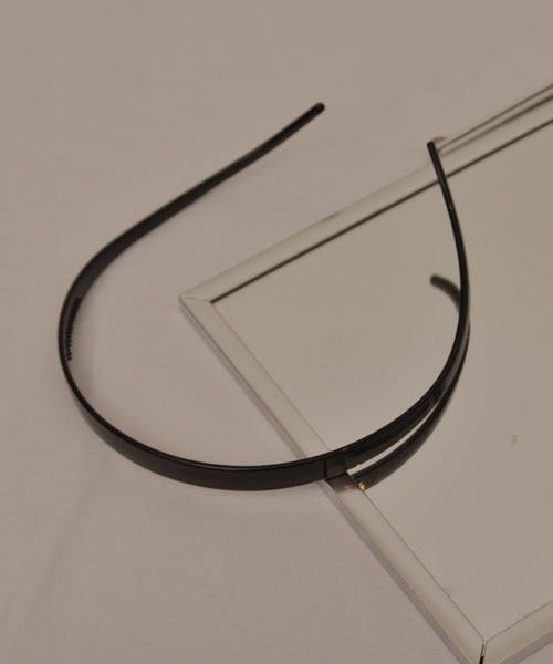 VIBGYOR Women（ヴィブジョー　ウィメン）の「【resonance】ニュアンスカラー クリア カーブデザイン カチューシャ【8色展開】（カチューシャ・レディース・パープル/ブラウン/グリーン/ブラック/ブラウン系1/ブラウン系2/グレー/グレー系・FREE）」の10枚目の写真