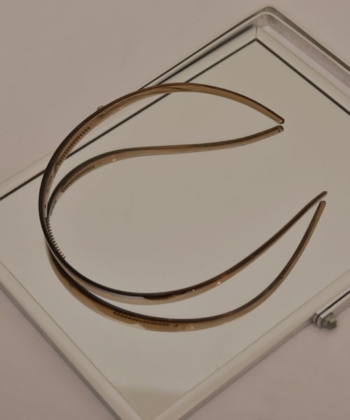 VIBGYOR Women（ヴィブジョー　ウィメン）の「【resonance】ニュアンスカラー クリア カーブデザイン カチューシャ【8色展開】（カチューシャ・レディース・パープル/ブラウン/グリーン/ブラック/ブラウン系1/ブラウン系2/グレー/グレー系・FREE）」の12枚目の写真