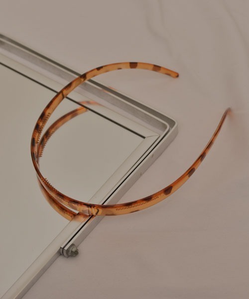 VIBGYOR Women（ヴィブジョー　ウィメン）の「【resonance】ニュアンスカラー クリア カーブデザイン カチューシャ【8色展開】（カチューシャ・レディース・パープル/ブラウン/グリーン/ブラック/ブラウン系1/ブラウン系2/グレー/グレー系・FREE）」の22枚目の写真