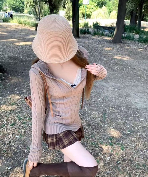 AsheKsha(アシクシャ)の「フード付きVネックスリムニットトップス:カジュアルで洗練された日常使いの万能アイテム(ニット/セーター・レディース・グレー/カーキ・M)」の4枚目の写真
