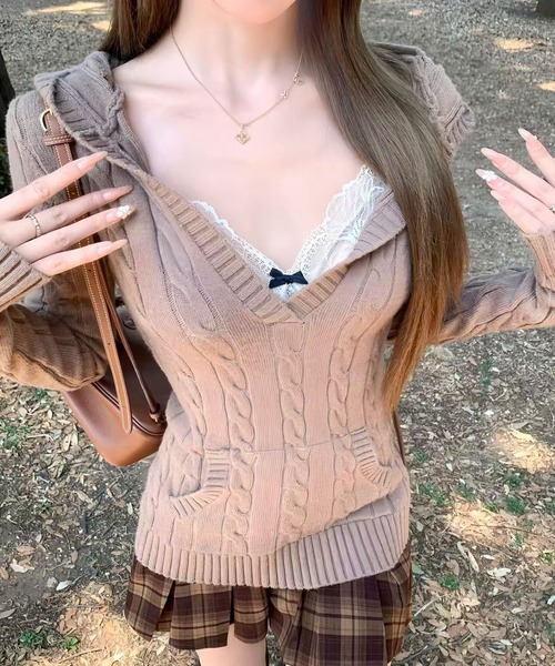 AsheKsha(アシクシャ)の「フード付きVネックスリムニットトップス:カジュアルで洗練された日常使いの万能アイテム(ニット/セーター・レディース・グレー/カーキ・M)」の6枚目の写真