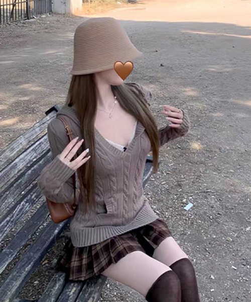 AsheKsha(アシクシャ)の「フード付きVネックスリムニットトップス:カジュアルで洗練された日常使いの万能アイテム(ニット/セーター・レディース・グレー/カーキ・M)」の8枚目の写真