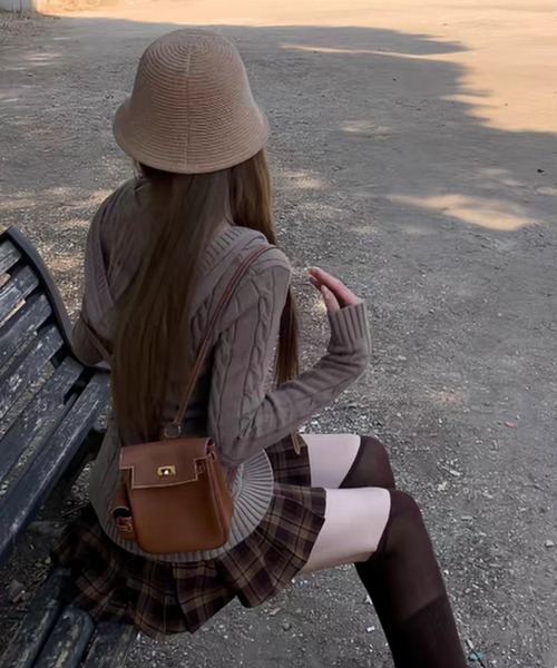 AsheKsha(アシクシャ)の「フード付きVネックスリムニットトップス:カジュアルで洗練された日常使いの万能アイテム(ニット/セーター・レディース・グレー/カーキ・M)」の9枚目の写真