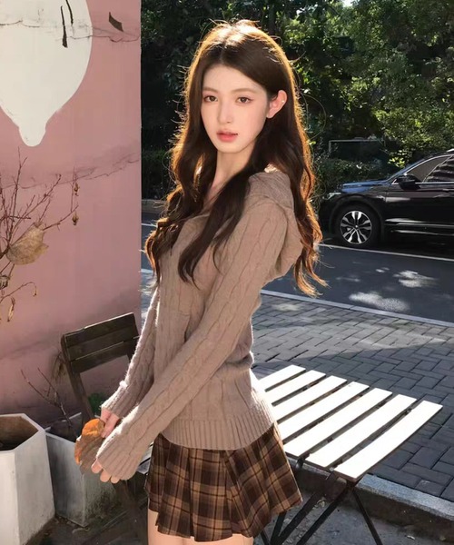 AsheKsha(アシクシャ)の「フード付きVネックスリムニットトップス:カジュアルで洗練された日常使いの万能アイテム(ニット/セーター・レディース・グレー/カーキ・M)」の11枚目の写真