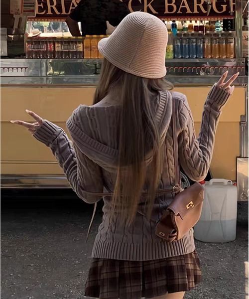 AsheKsha(アシクシャ)の「フード付きVネックスリムニットトップス:カジュアルで洗練された日常使いの万能アイテム(ニット/セーター・レディース・グレー/カーキ・M)」の12枚目の写真