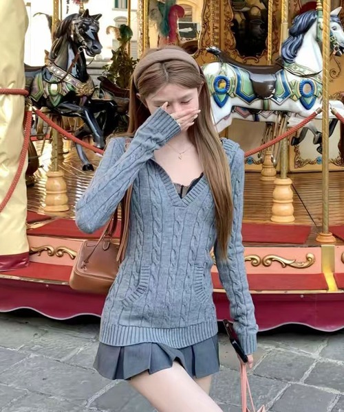 AsheKsha(アシクシャ)の「フード付きVネックスリムニットトップス:カジュアルで洗練された日常使いの万能アイテム(ニット/セーター・レディース・グレー/カーキ・M)」の16枚目の写真
