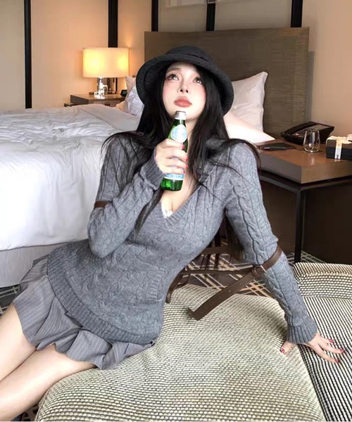 AsheKsha(アシクシャ)の「フード付きVネックスリムニットトップス:カジュアルで洗練された日常使いの万能アイテム(ニット/セーター・レディース・グレー/カーキ・M)」の19枚目の写真