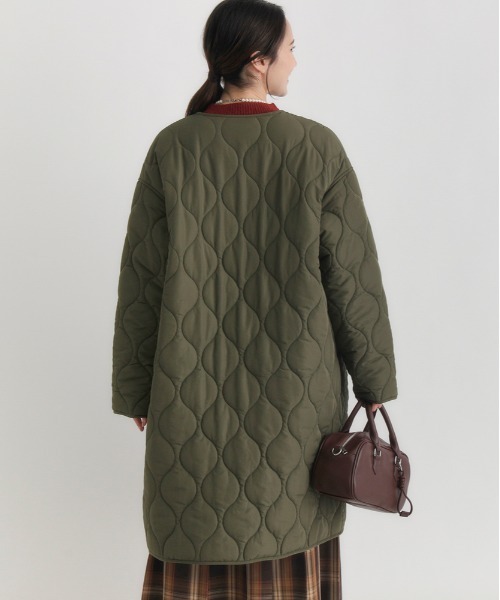 Right-on（ライトオン）の「【HONEYSUCKLE ROSE】キルティングロングコート (ロング丈 / 中綿 / 軽量 / ノーカラー)（その他アウター・レディース・オリーブ/ブラック/キナリ・S/M/L）」の9枚目の写真