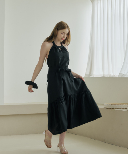 BELLEMA(ベルマ)の「Black Linen Back-Open Ribbon Halterneck Dress(ワンピース・レディース・ブラック・FREE)」の2枚目の写真