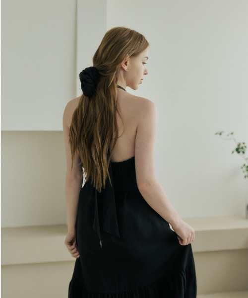 BELLEMA(ベルマ)の「Black Linen Back-Open Ribbon Halterneck Dress(ワンピース・レディース・ブラック・FREE)」の5枚目の写真