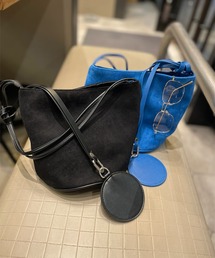 ISOOK | スエードラウンドショルダーバッグ(comochi select) / ハンドバッグ 肩掛け ２点セット キーホルダー チャーム 筒形 ブルー ブラック 青 黒 無地(ハンドバッグ)