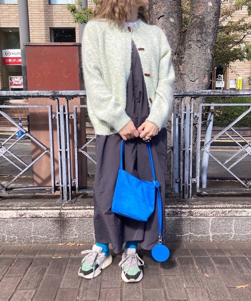 ISOOK（アイスー）の「スエードラウンドショルダーバッグ(comochi select) / ハンドバッグ 肩掛け ２点セット キーホルダー チャーム 筒形 ブルー ブラック 青 黒 無地（ハンドバッグ・レディース・ブルー/ブラック・FREE）」の3枚目の写真