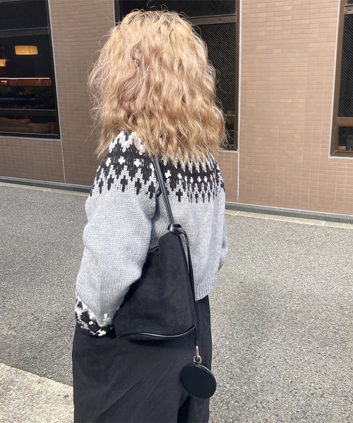 ISOOK（アイスー）の「スエードラウンドショルダーバッグ(comochi select) / ハンドバッグ 肩掛け ２点セット キーホルダー チャーム 筒形 ブルー ブラック 青 黒 無地（ハンドバッグ・レディース・ブルー/ブラック・FREE）」の4枚目の写真