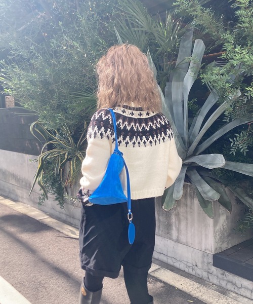 ISOOK（アイスー）の「スエードラウンドショルダーバッグ(comochi select) / ハンドバッグ 肩掛け ２点セット キーホルダー チャーム 筒形 ブルー ブラック 青 黒 無地（ハンドバッグ・レディース・ブルー/ブラック・FREE）」の6枚目の写真