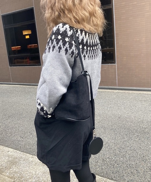 ISOOK（アイスー）の「スエードラウンドショルダーバッグ(comochi select) / ハンドバッグ 肩掛け ２点セット キーホルダー チャーム 筒形 ブルー ブラック 青 黒 無地（ハンドバッグ・レディース・ブルー/ブラック・FREE）」の7枚目の写真