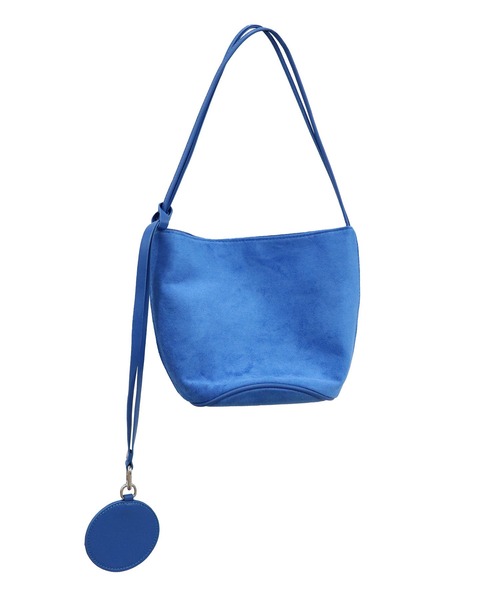 ISOOK（アイスー）の「スエードラウンドショルダーバッグ(comochi select) / ハンドバッグ 肩掛け ２点セット キーホルダー チャーム 筒形 ブルー ブラック 青 黒 無地（ハンドバッグ・レディース・ブルー/ブラック・FREE）」の10枚目の写真