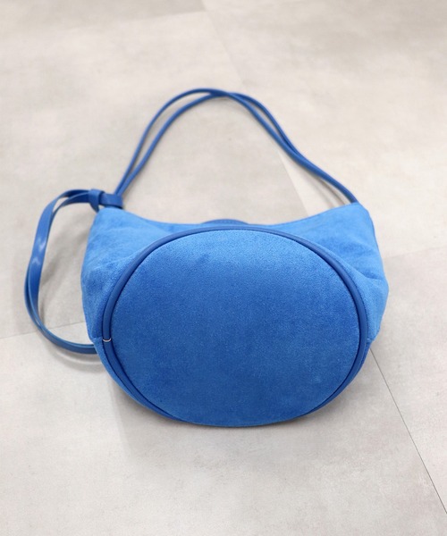 ISOOK（アイスー）の「スエードラウンドショルダーバッグ(comochi select) / ハンドバッグ 肩掛け ２点セット キーホルダー チャーム 筒形 ブルー ブラック 青 黒 無地（ハンドバッグ・レディース・ブルー/ブラック・FREE）」の14枚目の写真