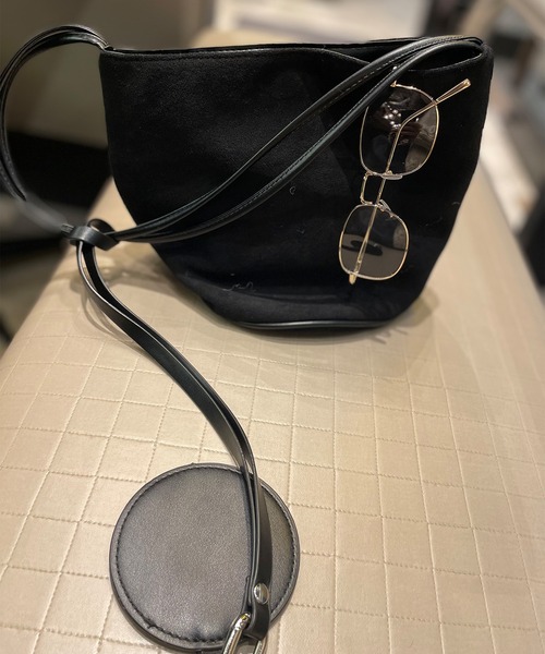 ISOOK（アイスー）の「スエードラウンドショルダーバッグ(comochi select) / ハンドバッグ 肩掛け ２点セット キーホルダー チャーム 筒形 ブルー ブラック 青 黒 無地（ハンドバッグ・レディース・ブルー/ブラック・FREE）」の17枚目の写真