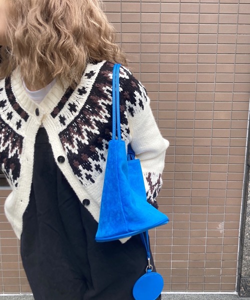 ISOOK（アイスー）の「スエードラウンドショルダーバッグ(comochi select) / ハンドバッグ 肩掛け ２点セット キーホルダー チャーム 筒形 ブルー ブラック 青 黒 無地（ハンドバッグ・レディース・ブルー/ブラック・FREE）」の16枚目の写真