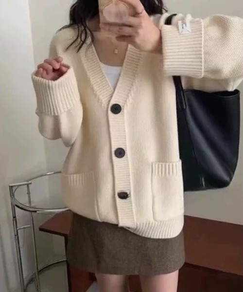 Beststore(ベストストア)の「厚手ニットカーディガン ワッペン付き ゆったり レディース(カーディガン/ボレロ・レディース・レッド/パープル/ベージュ/ダークグレー/グリーン/ピンク/アイボリー/ブラック・FREE)」の4枚目の写真
