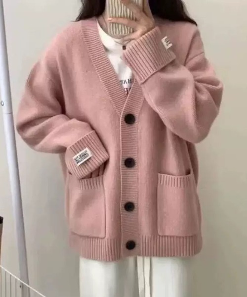 Beststore(ベストストア)の「厚手ニットカーディガン ワッペン付き ゆったり レディース(カーディガン/ボレロ・レディース・レッド/パープル/ベージュ/ダークグレー/グリーン/ピンク/アイボリー/ブラック・FREE)」の7枚目の写真