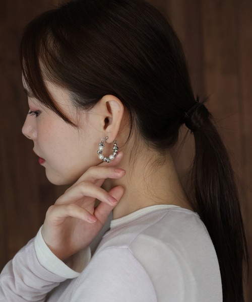 J by blue(ジェイバイブルー)の「ニュアンスメタル&パールフープピアス / ニッケルフリー(ピアス(両耳用)・レディース・シルバー/ゴールド・FREE)」の1枚目の写真