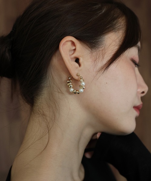 J by blue(ジェイバイブルー)の「ニュアンスメタル&パールフープピアス / ニッケルフリー(ピアス(両耳用)・レディース・シルバー/ゴールド・FREE)」の2枚目の写真