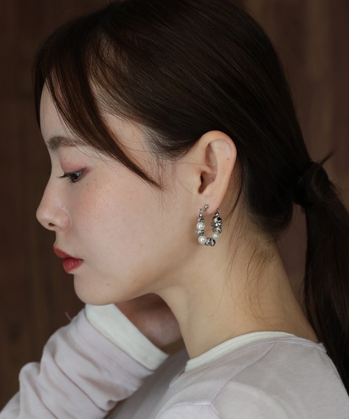 J by blue(ジェイバイブルー)の「ニュアンスメタル&パールフープピアス / ニッケルフリー(ピアス(両耳用)・レディース・シルバー/ゴールド・FREE)」の3枚目の写真