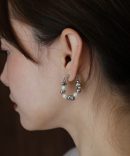 J by blue(ジェイバイブルー)の「ニュアンスメタル&パールフープピアス / ニッケルフリー(ピアス(両耳用)・レディース・シルバー/ゴールド・FREE)」の4枚目の写真