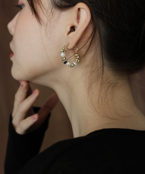 J by blue(ジェイバイブルー)の「ニュアンスメタル&パールフープピアス / ニッケルフリー(ピアス(両耳用)・レディース・シルバー/ゴールド・FREE)」の6枚目の写真