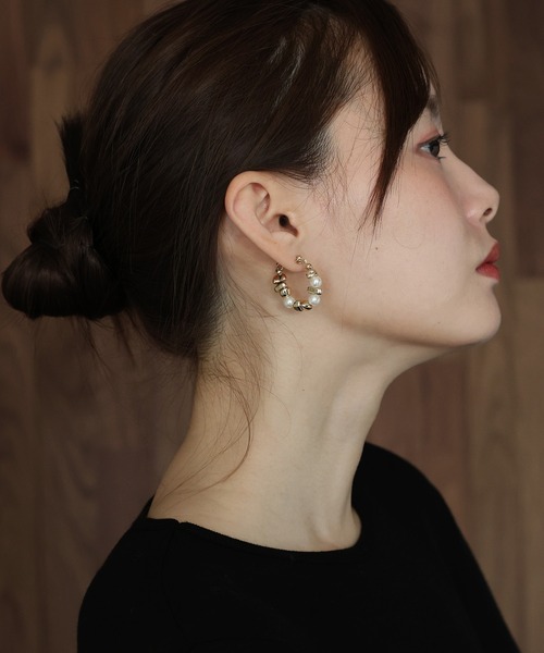 J by blue(ジェイバイブルー)の「ニュアンスメタル&パールフープピアス / ニッケルフリー(ピアス(両耳用)・レディース・シルバー/ゴールド・FREE)」の7枚目の写真