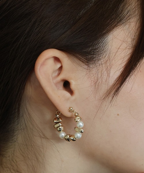 J by blue(ジェイバイブルー)の「ニュアンスメタル&パールフープピアス / ニッケルフリー(ピアス(両耳用)・レディース・シルバー/ゴールド・FREE)」の10枚目の写真