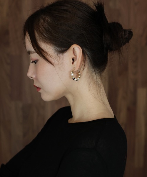 J by blue(ジェイバイブルー)の「ニュアンスメタル&パールフープピアス / ニッケルフリー(ピアス(両耳用)・レディース・シルバー/ゴールド・FREE)」の9枚目の写真
