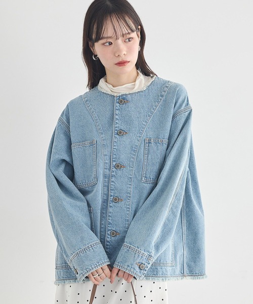 earth music&ecology(アースミュージックアンドエコロジー)の「デニムノーカラーカバーオール(カバーオール・レディース・ライトインディゴブルー・FREE)」の4枚目の写真