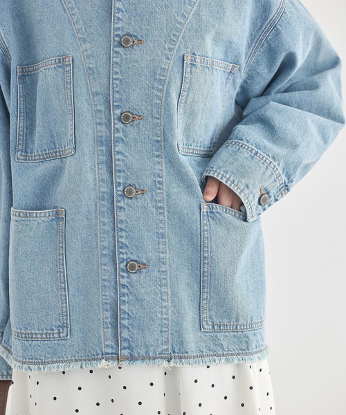 earth music&ecology(アースミュージックアンドエコロジー)の「デニムノーカラーカバーオール(カバーオール・レディース・ライトインディゴブルー・FREE)」の12枚目の写真