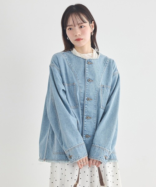 earth music&ecology(アースミュージックアンドエコロジー)の「デニムノーカラーカバーオール(カバーオール・レディース・ライトインディゴブルー・FREE)」の2枚目の写真