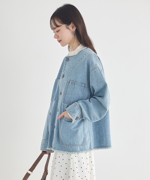 earth music&ecology(アースミュージックアンドエコロジー)の「デニムノーカラーカバーオール(カバーオール・レディース・ライトインディゴブルー・FREE)」の5枚目の写真
