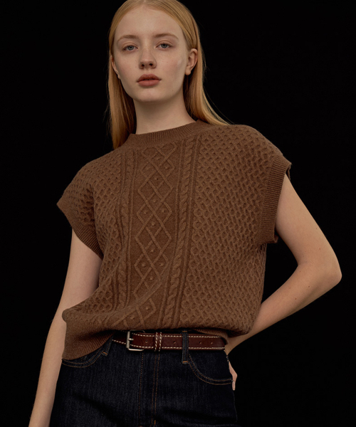 VASCARA(バスカラ)の「Cable Round neck Knit Vest (3colors)(ニット/セーター・レディース・ライトベージュ/ブラック/ブラウン・FREE)」の4枚目の写真