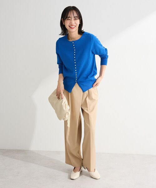 Green Parks(グリーンパークス)の「パール調ボタン付き2WAYニットプルオーバー(ニット/セーター・レディース・オフホワイト/ブルー/ブラック・FREE)」の4枚目の写真