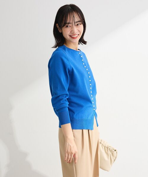 Green Parks(グリーンパークス)の「パール調ボタン付き2WAYニットプルオーバー(ニット/セーター・レディース・オフホワイト/ブルー/ブラック・FREE)」の8枚目の写真