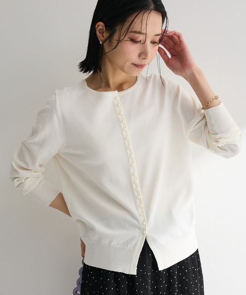 Green Parks(グリーンパークス)の「パール調ボタン付き2WAYニットプルオーバー(ニット/セーター・レディース・オフホワイト/ブルー/ブラック・FREE)」の2枚目の写真