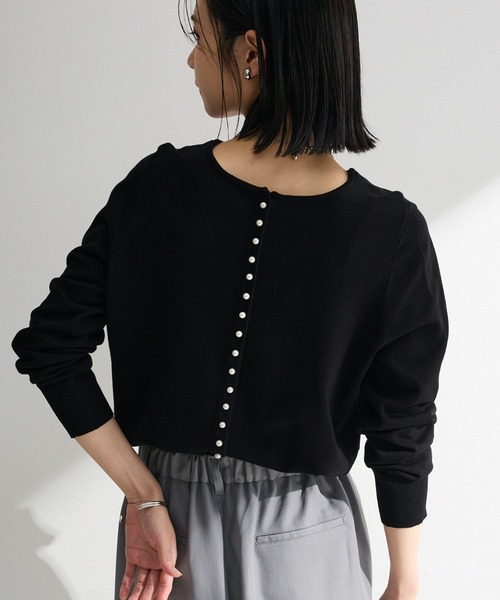 Green Parks(グリーンパークス)の「パール調ボタン付き2WAYニットプルオーバー(ニット/セーター・レディース・オフホワイト/ブルー/ブラック・FREE)」の1枚目の写真