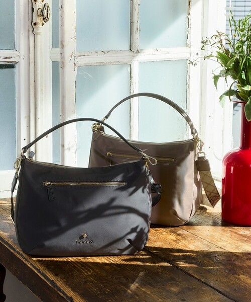 TOCCA(トッカ)の「CUSHION SILHOUETTE NYLON BAG マルチWAY バッグ(ショルダーバッグ・レディース・ネイビー系/ブラック系/ベージュ系/ライトグレー系・F)」の2枚目の写真