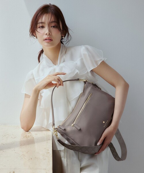 TOCCA(トッカ)の「CUSHION SILHOUETTE NYLON BAG マルチWAY バッグ(ショルダーバッグ・レディース・ネイビー系/ブラック系/ベージュ系/ライトグレー系・F)」の3枚目の写真