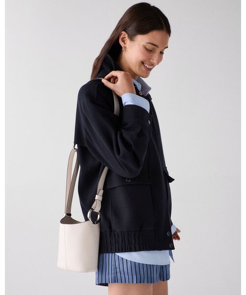 kate spade new york（ケイトスペード ニューヨーク）の「ヘイロー ファイン グレインレザー ミニ バケット（ショルダーバッグ・レディース・ベージュ・ONESIZE）」の2枚目の写真