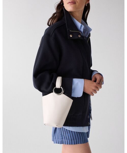 kate spade new york（ケイトスペード ニューヨーク）の「ヘイロー ファイン グレインレザー ミニ バケット（ショルダーバッグ・レディース・ベージュ・ONESIZE）」の4枚目の写真
