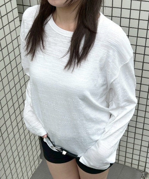 Chikashitsu +(チカシツプラス)の「【Chikashitsu +】cropped slub long sleeve tee / 【チカシツプラス】クロップドスラブ長袖Tシャツ(Tシャツ/カットソー・メンズ・ネイビー/カーキ/アイボリー/ブラック・ONE SIZE)」の2枚目の写真