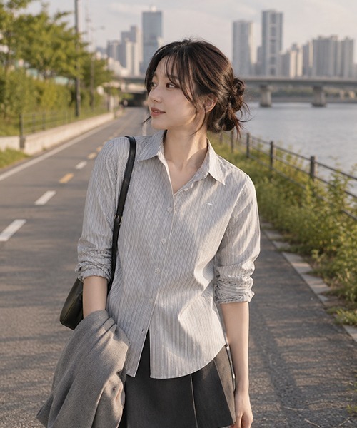 GENERAL IDEA(ジェネラルアイデア)の「【GENERAL IDEA】クラシックストライプリベットシャツ / CLASSIC STRIPED RIVET SHIRT(シャツ/ブラウス・レディース・ピンク/ブルー/グレー・L/M/S)」の2枚目の写真