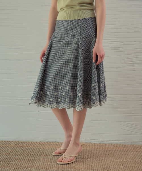 OURNOSTALGIA(アワー ノスタルジア)の「Prairie Flower Check Embroidered Skirt_Black(OB6SK07)(スカート・レディース・ブラック・SMALL/MEDIUM)」の2枚目の写真