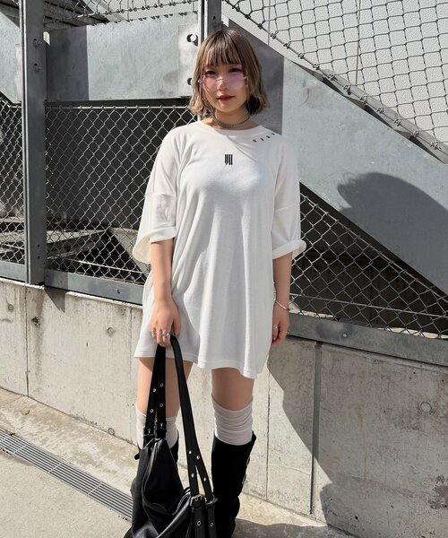 Mavie..7(メヴィセットゥ)の「【Mavie..7】Unisex刺繍アイレットBIGTee(Tシャツ/カットソー・レディース・ブラック/オフホワイト・FREE)」の2枚目の写真
